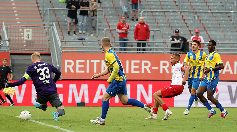 Der dritte Streich: Benyas Junge-Abiol bezwingt Pipinsrieds Torhüter Felix Thiel. Der dritte Streich: Benyas Junge-Abiol bezwingt Pipinsrieds Torhüter Felix Thiel.