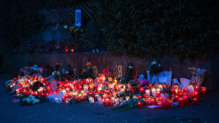 Nach dem Angriff auf zwei Mädchen in Illerkirchber       -  06.12.2022, Baden-Württemberg, Illerkirchberg: Zur blauen Stunde brennen zahlreiche Kerzen am Tatort eines Messerangriffs auf zwei Mädchen. Nach dem Angriff auf zwei Schülerinnen in Illerkirchberg bei Ulm ist Haftbefehl wegen Mordes und versuchten Mordes gegen den Verdächtigen erlassen worden. Eine 14-Jährige wurde bei der Attacke tödlich und ein 13 Jahre altes Mädchen schwer verletzt. Foto: Christoph Schmidt/dpa +++ dpa-Bildfunk +++