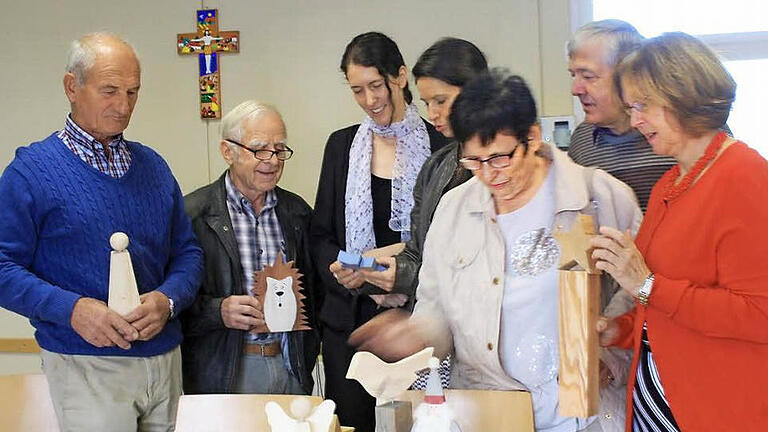 Die Mitglieder des Evangelischen Kirchenbauvereins begutachten die Holzfiguren für den Adventsverkauf. Fotos: Jule Albert       -  Die Mitglieder des Evangelischen Kirchenbauvereins begutachten die Holzfiguren für den Adventsverkauf. Fotos: Jule Albert
