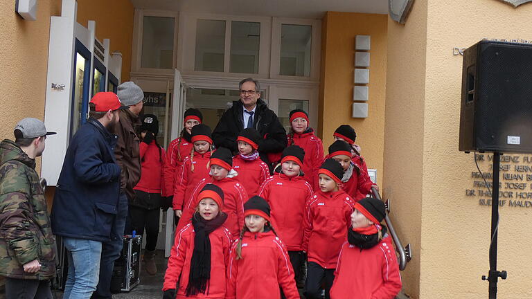 Mit einem Lächeln ließ sich Eberhard Streit von der Kindergarde abführen Mit einem Lächeln ließ sich Eberhard Streit von der Kindergarde abführen