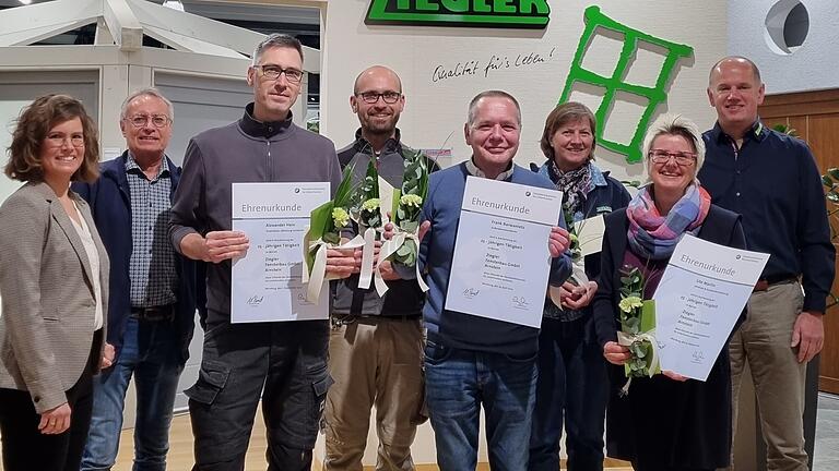 Auf dem Foto (von links): Anna-Laura Ziegler (GF), Burkard Ziegler (GF), Alexander Hein 25 Jahre, Patrick Spiegel zehn Jahre, Frank Barwanietz 25 Jahre, Anette Riegel zehn Jahre, Ute Martin 25 Jahre, Stefan Dotzel (GF). Auf dem Foto (von links): Anna-Laura Ziegler (GF), Burkard Ziegler (GF), Alexander Hein 25 Jahre, Patrick Spiegel zehn Jahre, Frank Barwanietz 25 Jahre, Anette Riegel zehn Jahre, Ute Martin 25 Jahre, Stefan Dotzel (GF).