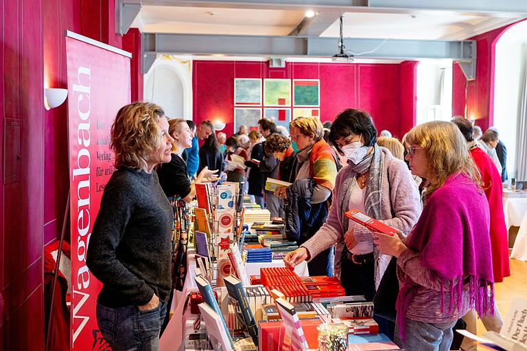 Parallel zur Messe finden den ganzen Tag Lesungen von Autorinnen und Autoren statt. Parallel zur Messe finden den ganzen Tag Lesungen von Autorinnen und Autoren statt.