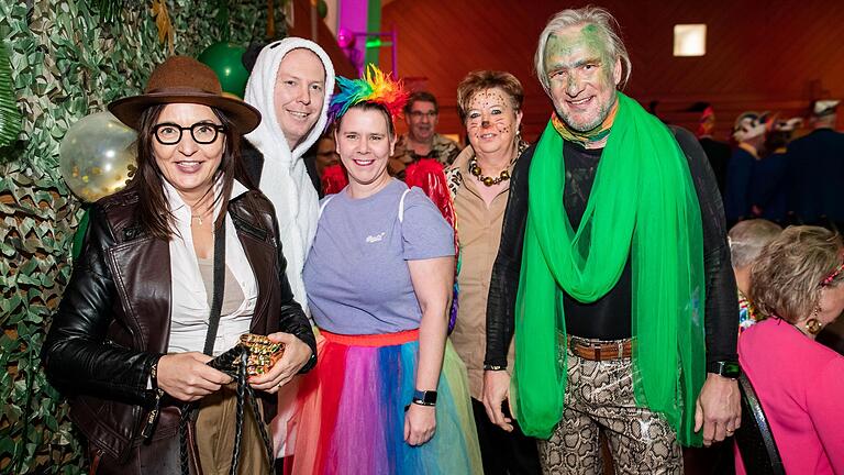 CSU im Dschungel: Bei der Rosenmontagssitzung der KiKaG dabei waren (von links) Landtagsabgeordnete Barbara Becker, Kitzingens OB Stefan Güntner, seine Frau Simone, Kreisgeschäftsführerin Gerlinde Martin und Beckers Ehemann Norbert Kahl. CSU im Dschungel: Bei der Rosenmontagssitzung der KiKaG dabei waren (von links) Landtagsabgeordnete Barbara Becker, Kitzingens OB Stefan Güntner, seine Frau Simone, Kreisgeschäftsführerin Gerlinde Martin und Beckers Ehemann Norbert Kahl.