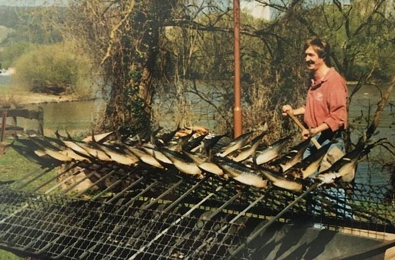 Richard Diel beim Steckerlfisch-Braten für den Biergarten Laudenbach.