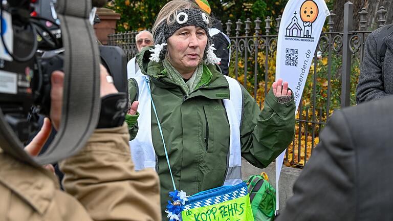 Johanna Grün (Pseudonym) war die einzige Frau bei der Demonstration in Würzburg. Ihr Fall sei noch nicht verjährt. Die Evangelische Landeskirche in Bayern erkenne ihn nicht an.&nbsp;&nbsp;