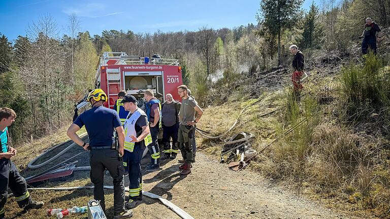 Feuerwehreinsatz bei Mittelsinn am Samstagmittag: Eine Fläche von rund 1000 Quadratmetern brannte, nachdem ein privates Feuer außer Kontrolle geraten war. Feuerwehreinsatz bei Mittelsinn am Samstagmittag: Eine Fläche von rund 1000 Quadratmetern brannte, nachdem ein privates Feuer außer Kontrolle geraten war.