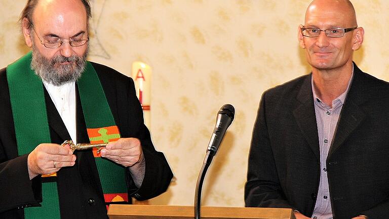 Schlüsselübergabe im Haus Lehmgruben in Martktheidenfeld: Diakon Ulrich Gräßel und Helmut Blaß (rechts) von der Rummelsberger Diakonie.