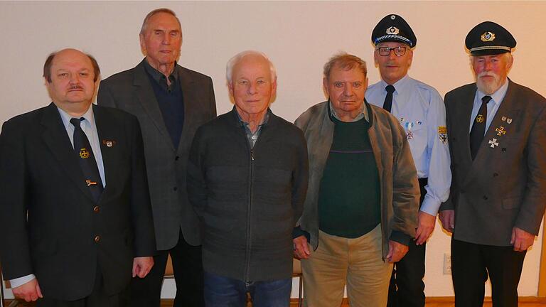 Viele Jahre bei der Kameradschaft: BSB-Kreisvorsitzender Gerd Radimirsky (links) und der Vorsitzende Manfred Marx (rechts) ehrten (von links) Hermann Weckert, Kurt Weiss, Alfred Singer und Lothar Stöcklein.