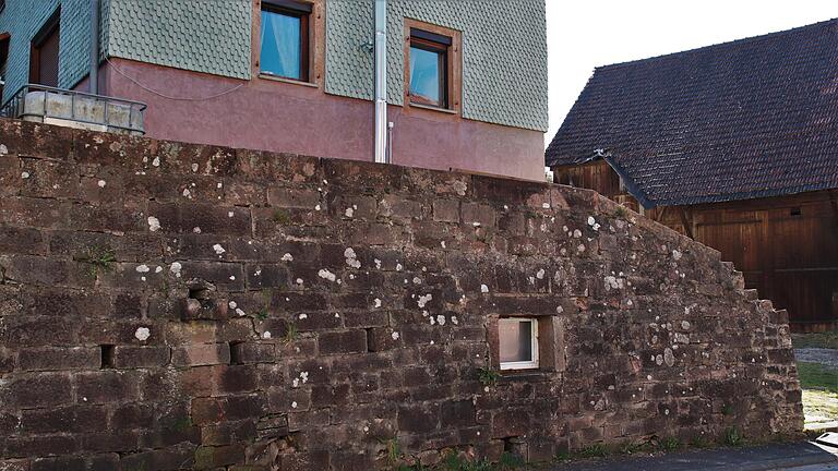 Im Keller des Forsthauses suchten Neuhüttener Schutz, als die amerikanischen Soldaten in den Ort kamen. Die Stützmauer des Kellers unterm ehemaligen Forsthaus steht noch, der Eingang ist zugemauert.