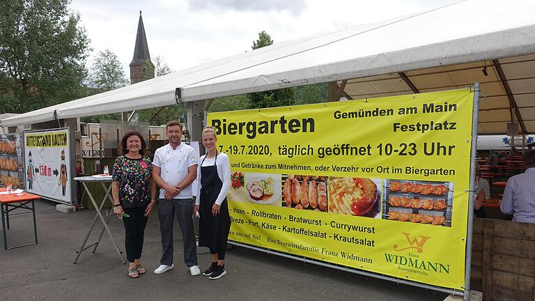 Jutta Widmann mit Sohn Franz und Schwiegertochter Sina bieten in Gemünden einen zum Teil überdachten Biergarten an.