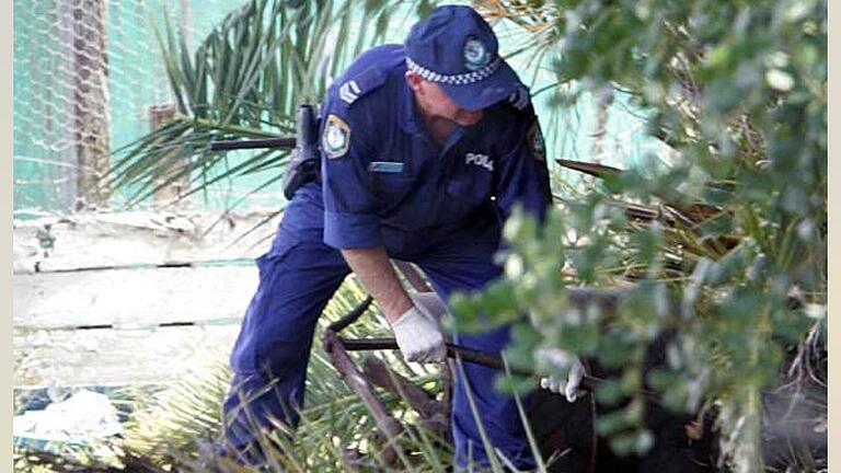 Ein australischer Polizist auf Spurensuche am Fundort der Leiche.