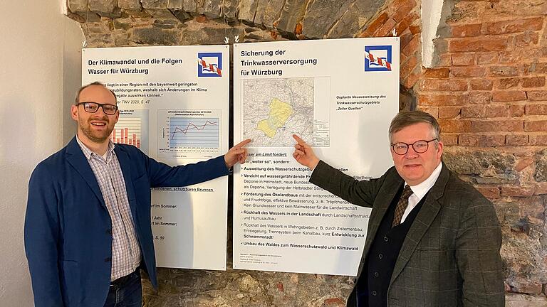 Anlässlich des Weltwassertags machen die SPD-Politiker Alexander Kolbow (links) und Volkmar Halbleib im Wassermuseum Zell im Landkreis Würzburg auf das kostbare Grund- und Trinkwasser aufmerksam.