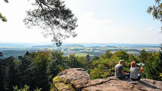 ps hinterindien2       -  Gerade bei Wanderern, die die Natur genießen wollen, ist der Landkreis Haßberge ein beliebtes Urlaubsziel. Am Ziel angekommen bietet sich oft eine schöne Aussicht wie hier auf dem Veitenstein.