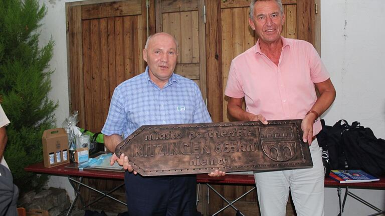 Das gußeiserne Straßenschild, das Oberbürgermeister Siegfried Müller an seinen Amtskollegen Marek Dlugozima (links) übergab. Soll in Trzebnica (Trebnitz) auf die 665 Kilometer entfernte Partnerstadt Kitzingen hinweisen.