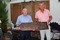 Das gußeiserne Straßenschild, das Oberbürgermeister Siegfried Müller an seinen Amtskollegen Marek Dlugozima (links) übergab. Soll in Trzebnica (Trebnitz) auf die 665 Kilometer entfernte Partnerstadt Kitzingen hinweisen.