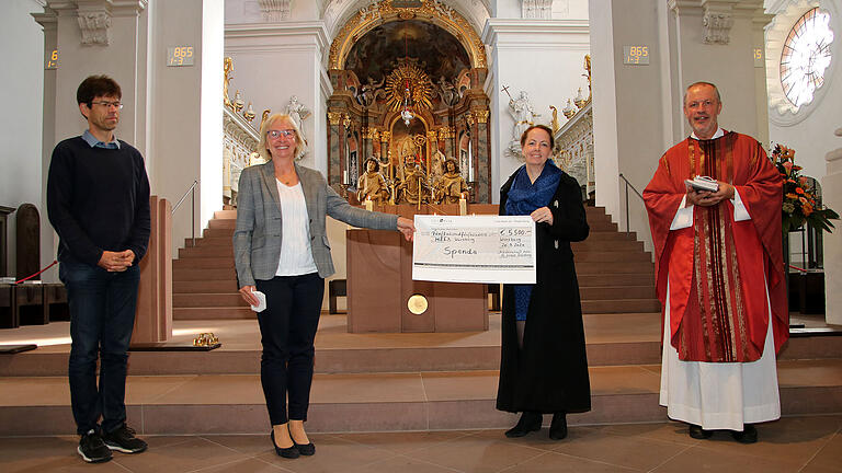 Die Spendenübergabe im Gruppenbild: Wallfahrtsleiter Michael Seufert, Präfektin Barbara Schebler, Dr. Anja Klafke (ärztliche Leiterin des MZEB Würzburg) und Präses Pater Maximilian M. Bauer.