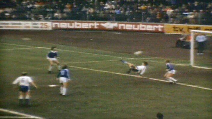 Das Foto ist zwar unscharf, aber von dokumentarischen Wert: Heribert Müller schießt am 22. Januar 1978 per Fallrückzieher das Tor des Monats im Spiel des FV 04 Würzburg gegen den Karlsruher SC.