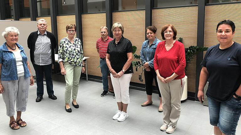 Neugewählter Vorstand des Förderverein GWS (von links): Barbara Heunisch (Schriftführerin), Richard Eyrich (Beisitzer), Annelie Wirth (Kassiererin), Herbert Simet (Beisitzer), Gabi Christa (Beisitzerin), Birgit Müller (Beisitzerin), Sieglinde Geulen (Erste Vorsitzende) und Susi Kaderschafka (Zweite Vorsitzende).