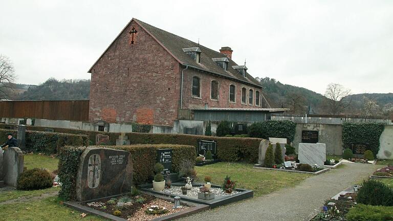 Blick vom Friedhof auf das Buntsandsteingebäude im Hegewaldgelände.