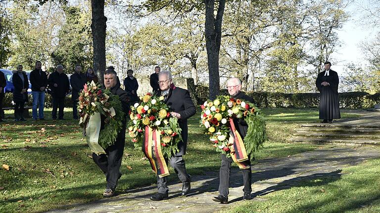 Gemeinsam mit Vertretern des VdK und des Kriegervereins legte Claus Bittenbrünn zum Ende der Gedenkfeier am Ehrenmal Kränze nieder.