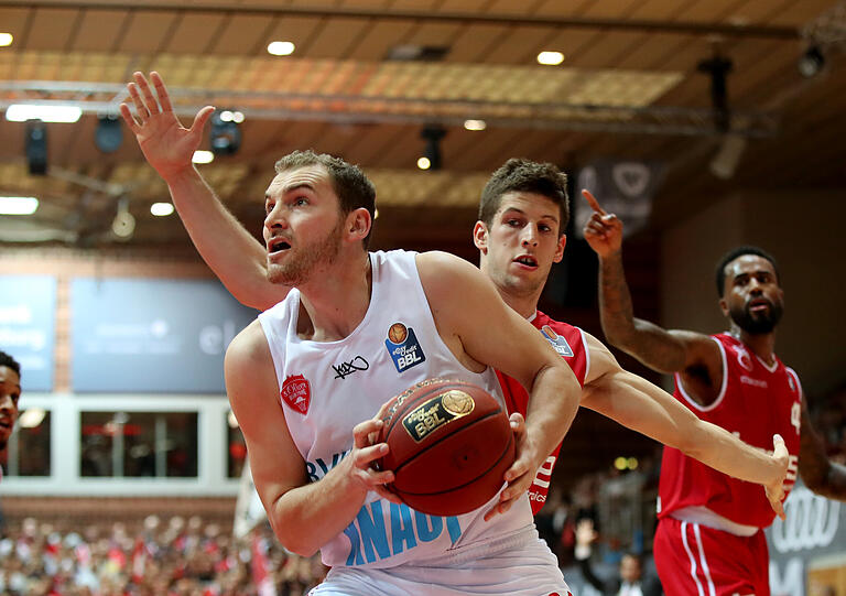 Hoffmann (mit Ball) im Duell mit Alekesej Nikolic beim ersten Derbysieg in Hoffmanns Karriere.