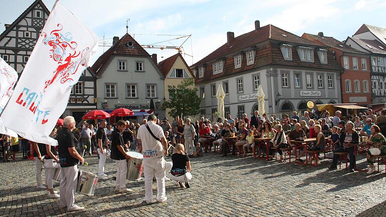 Auf dem Gerolzhöfer Stadtfest 2022 sorgte u.a. die Sambagruppe 'Bateria Caliente' auf dem Marktplatz für musikalische Unterhaltung.