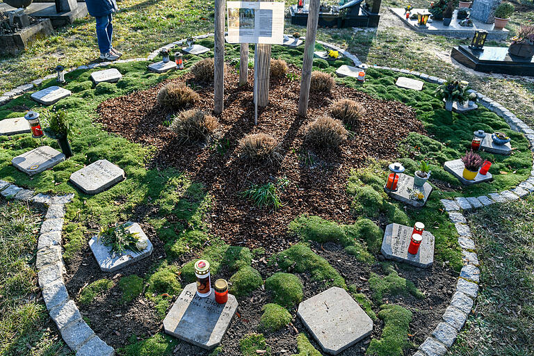 Auf dem Würzburger Hauptfriedhof gibt es zum Beispiel kleeblattförmige Gemeinschaftsgrabanlagen mit einem Baum in der Mitte. Auf dem Würzburger Hauptfriedhof gibt es zum Beispiel kleeblattförmige Gemeinschaftsgrabanlagen mit einem Baum in der Mitte.