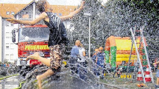 &bdquo;School's out&ldquo;-Spaß in Niederwerrn: Abkühlung gab es dank der Wasserwand der Feuerwehr.