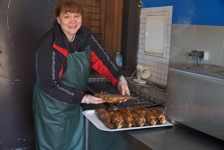 Petra Thurn mit geräucherten Forellen in der Räucherschale. Wolfgang Schelbert
