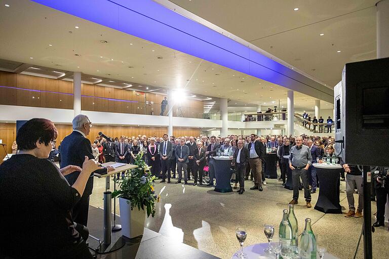 Zahlreiche Menschen besuchten am Sonntag den Neujahrsempfang der CSU im Congress Centrum Würzburg. Auf der Bühne sprach Theo Waigel, übersetzt von einer Gebärdendolmetscherin.&nbsp;