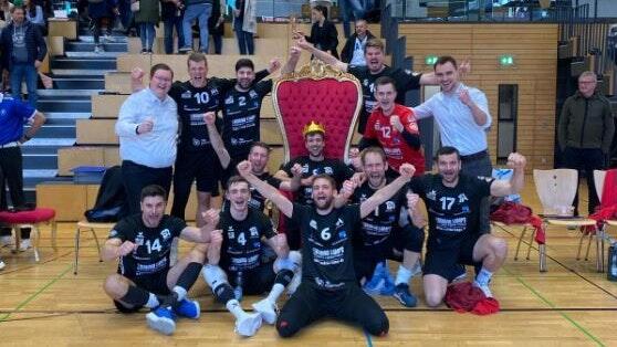 Freudige Sieger: Die Volleyballer des VC Eltmann nach ihrem Erfolg bei den Barock Volleys Ludwigsburg mit Matchwinner Jannis Hopt auf dem Thron.&nbsp;