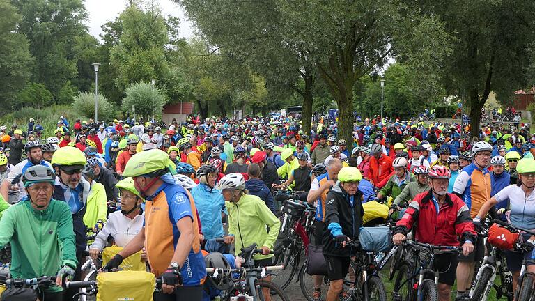 Wo vor kurzem noch das Sander Weinfest stattfand, machten am Freitag 1000 Radlerinnen und Radler eine Pause. Wo vor kurzem noch das Sander Weinfest stattfand, machten am Freitag 1000 Radlerinnen und Radler eine Pause.