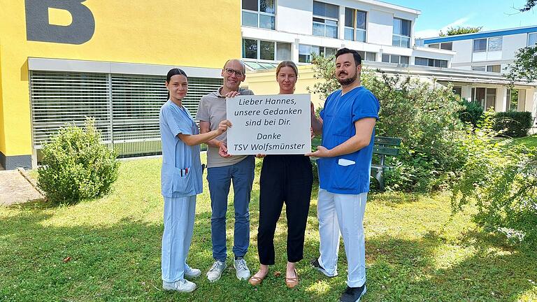 Das Team von der Station B2 vom Hegau-Jugendwerk mit Stationsarzt Dr. Wolfgang Elmlinger (zweiter von links), der Stationsleiterin Petra Wirth (dritte von links) und zwei Pflegekräften in Gailingen