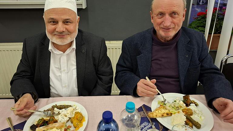 Cihan Kuzu, der Imam der Türkisch-Islamischen Gemeinde Marktheidenfeld, (von links) beim Essen mit dem katholischen Pfarrer Hermann Becker. Cihan Kuzu, der Imam der Türkisch-Islamischen Gemeinde Marktheidenfeld, (von links) beim Essen mit dem katholischen Pfarrer Hermann Becker.
