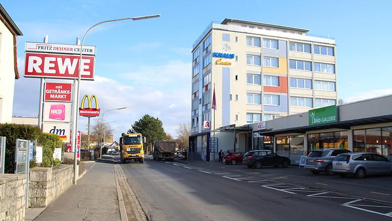 Viele Fußgänger queren im Bereich der Einfahrt zum Rewe-Markt die Marktbreiter Straße und wünschen sich dort einen Zebrastreifen.