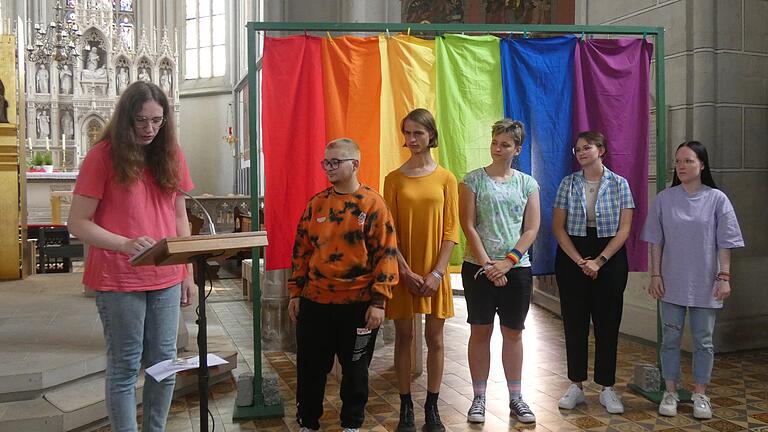 Vor einer bunten Regenbogenfahne sprachen die jungen Erwachsenen ihre Fürbitten.