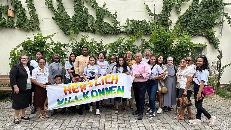 Beim Festgottesdienst konnte der neue Verein Ponte Juruti nicht nur eine Delegation der Franziskanerinnen von Maria Stern aus Juruti, sondern auch der Vorsitzende des dortigen Kindergartenvereins Jonas Morais und eine Gruppe Jugendlicher, die zum Weltjugendtag in Europa weilten begrüßen. Sie wollten nicht die Gelegenheit verpassen den Heimatort von Schwester Brunhilde Gertrud Henneberger kennenzulernen. In der Bildmitte stehen Annette Lörner, Jonas Morais und Diözesanreferent Alexander Sitter.