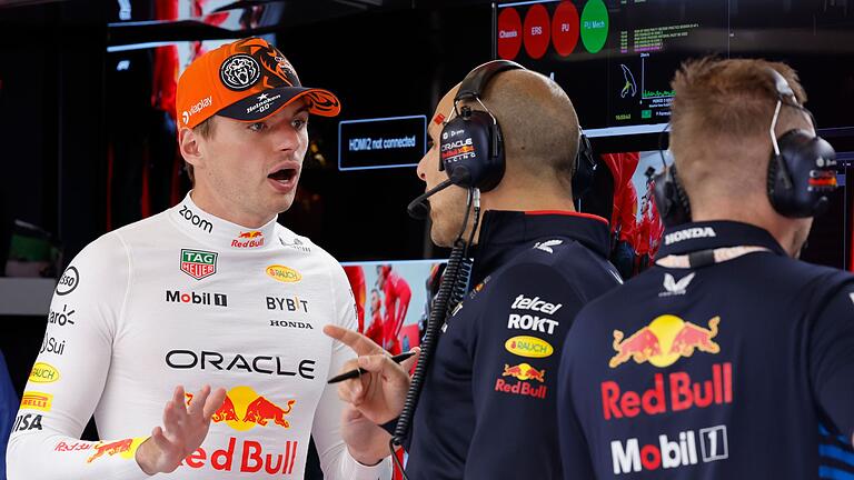 Vor dem Großen Preis von Belgien       -  Max Verstappen hat viel zu besprechen.