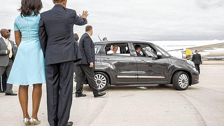 Papst Franziskus trifft Obama       -  Göttliches Statement: US-Präsident Barack Obama und seine Frau Michelle winken dem Papst bei seinem Abschied in Washington.Pete Souza, dpa