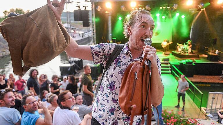 Eben mal singend die Rucksäcke von Zuhörern eingesammelt: Olli Schulz beim Fernsehgarten-Moment auf der Hafensommertreppe.