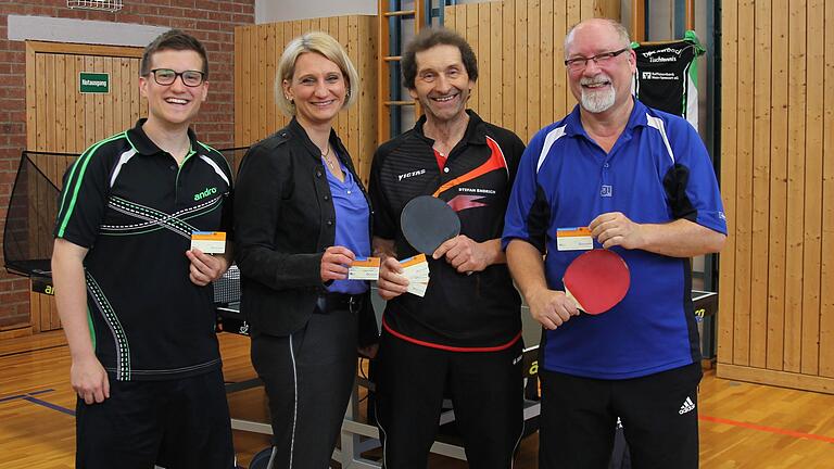 Werben für den Organspende Ausweis: (von links) Der Leiter der Tischtennisabteilung der DJK Karbach Tobias Ziegler, die Vorsitzende des SPD-Ortsvereins Marktheidenfeld Pamela Nembach, Stefan Endrich und Bernd Kuchenmeister bei der offiziellen Übergabe des WM-Trikots mit Organspendeausweisen