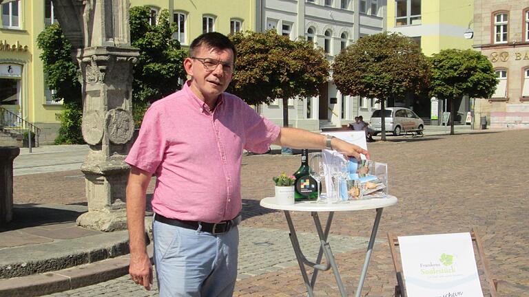 Bürgermeister Armin Warmuth zog die Gewinner des Quiz, das die Stadt, 'Frankens Saalestück' und der Weinbauverein in Fulda veranstalteten.Winfried Ehling       -  Bürgermeister Armin Warmuth zog die Gewinner des Quiz, das die Stadt, 'Frankens Saalestück' und der Weinbauverein in Fulda veranstalteten.Winfried Ehling