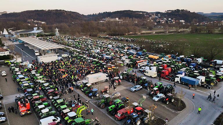 Beeindruckend war die Präsenz der Bäuerinnen und Bauern bei der Demonstration am Montag in Bad Neustadt. Weitere Aktionen hat der Bauernverband im Landkreis Rhön-Grabfeld für diese Woche nicht geplant. Am Freitag geht es mit Treckern und Bussen allerdings nach Nürnberg. Beeindruckend war die Präsenz der Bäuerinnen und Bauern bei der Demonstration am Montag in Bad Neustadt. Weitere Aktionen hat der Bauernverband im Landkreis Rhön-Grabfeld für diese Woche nicht geplant. Am Freitag geht es mit Treckern und Bussen allerdings nach Nürnberg.