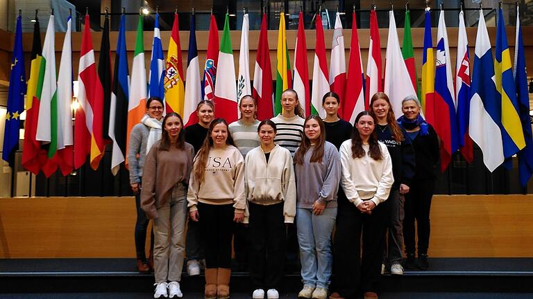 Die Schülerinnen des Französischzweigs der Abschlussklasse der Maria-Ward-Schule mit ihren Lehrerinnen Fr. Fehrer und Fr. Rudloff im Europäischen Parlament in Frankreich.