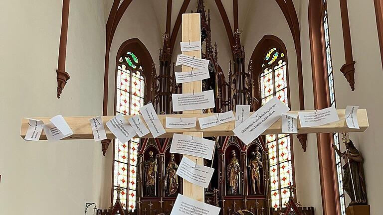 Kirchenrechtliche Aussagen und Evangeliumstexte wurden beim Karfreitagsgottesdienst in Euerdorf an ein Holzkreuz geschlagen.       -  Kirchenrechtliche Aussagen und Evangeliumstexte wurden beim Karfreitagsgottesdienst in Euerdorf an ein Holzkreuz geschlagen.