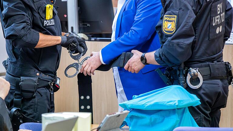 Seit Februar über 30 Mal: Der Angeklagte Kai K. wurde an jedem Prozesstag gefesselt in den Saal am Landgericht Schweinfurt gebracht. Seit Februar über 30 Mal: Der Angeklagte Kai K. wurde an jedem Prozesstag gefesselt in den Saal am Landgericht Schweinfurt gebracht.