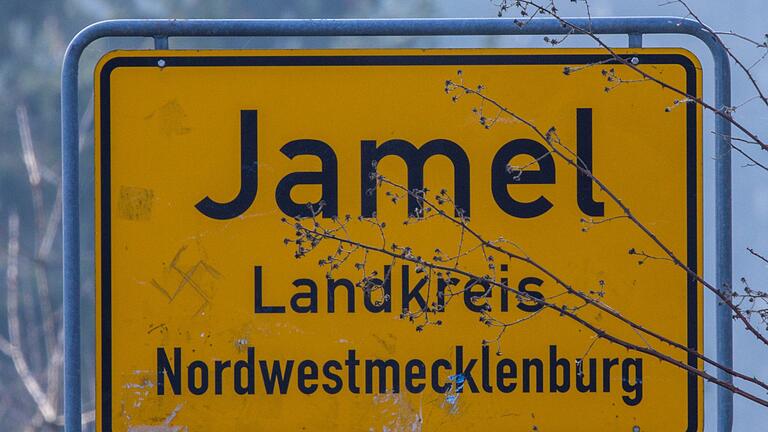 Jamel - Ein Hakenkreuz ist auf dem Ortseingangsschild der kleinen Ortschaft Jamel zu sehen. Über das Festival „Jamel rockt den Förster” gegen Rechtsextremismus in dem Dorf gibt es jetzt eine Doku in der ARD-Mediathrek. Jamel - Ein Hakenkreuz ist auf dem Ortseingangsschild der kleinen Ortschaft Jamel zu sehen. Über das Festival „Jamel rockt den Förster” gegen Rechtsextremismus in dem Dorf gibt es jetzt eine Doku in der ARD-Mediathrek.