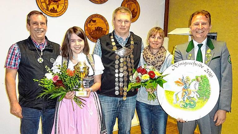 Königsproklamation beim Schützenverein Lohr: (von links) Herbert Lutz, Jugendkönigin Theresa Suchanka, Schützenkönig Ralf Neubauer, Carmen Neubauer, Jürgen Stegerwald.