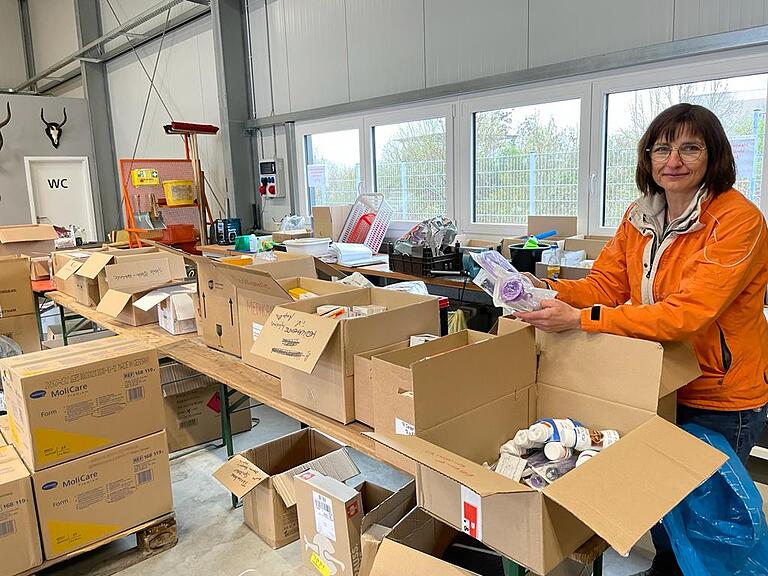 Karlstadt ist "Drehkreuz" für Ukraine-HilfstransporterAnja Baier sortiert Medikamente. Karlstadt ist "Drehkreuz" für Ukraine-HilfstransporterAnja Baier sortiert Medikamente.