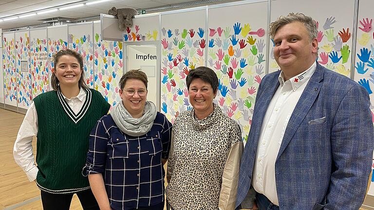 Ende 2022 schließt das Impfzentrum des Landkreises Main-Spessart endgültig. Viel Herzblut haben hier investiert (von links): Jana Roth (Koordinatorin am Landratsamt), Juliane Alves (Leitung, BRK), Agnes Möschl (erst Impfschwester, später Verwaltungskraft) und Thomas Schlott (BRK-Kreisgeschäftsführer). Ende 2022 schließt das Impfzentrum des Landkreises Main-Spessart endgültig. Viel Herzblut haben hier investiert (von links): Jana Roth (Koordinatorin am Landratsamt), Juliane Alves (Leitung, BRK), Agnes Möschl (erst Impfschwester, später Verwaltungskraft) und Thomas Schlott (BRK-Kreisgeschäftsführer).